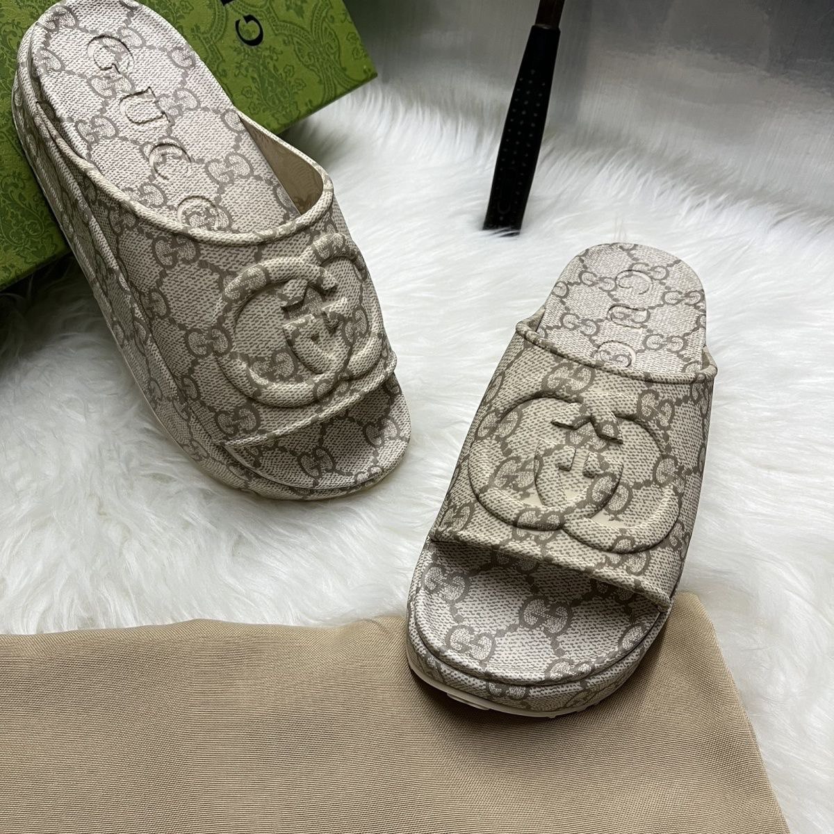 Gucci GG Supreme Slippers -3