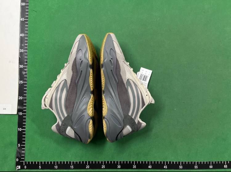 DIDAS YEEZY 700 -3