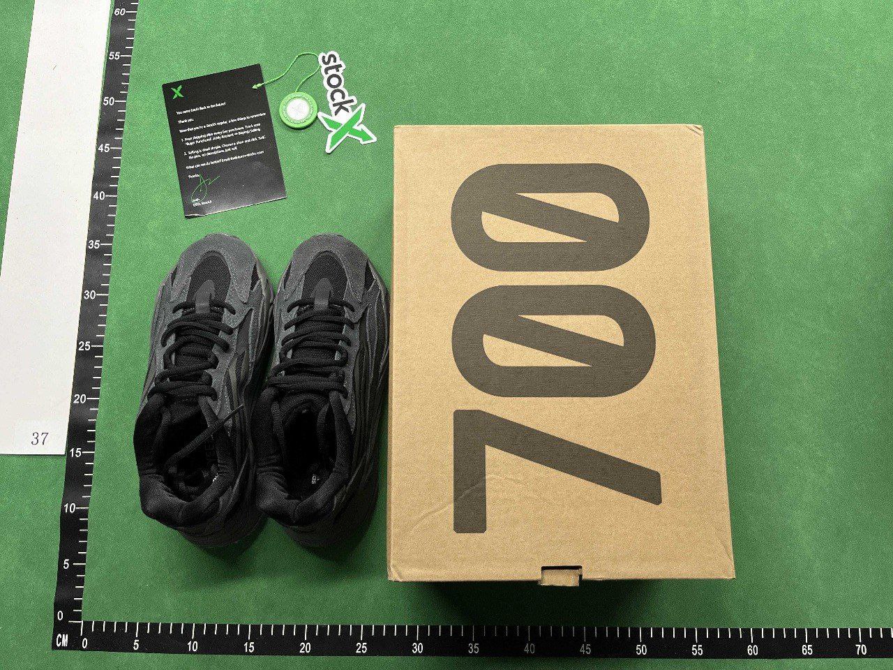 DIDAS YEEZY 700 -4