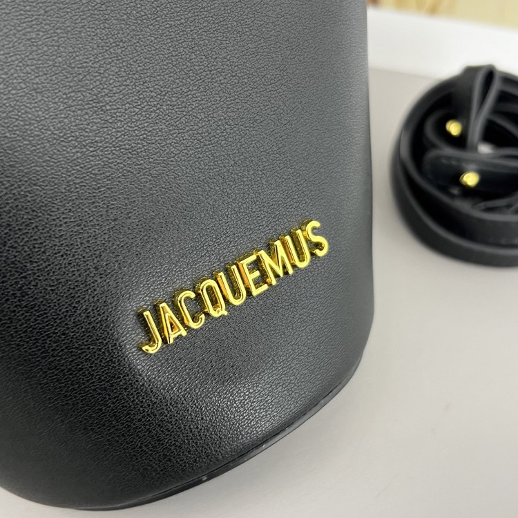 Jacquemus asymmetrical handbag with gold buckle -4