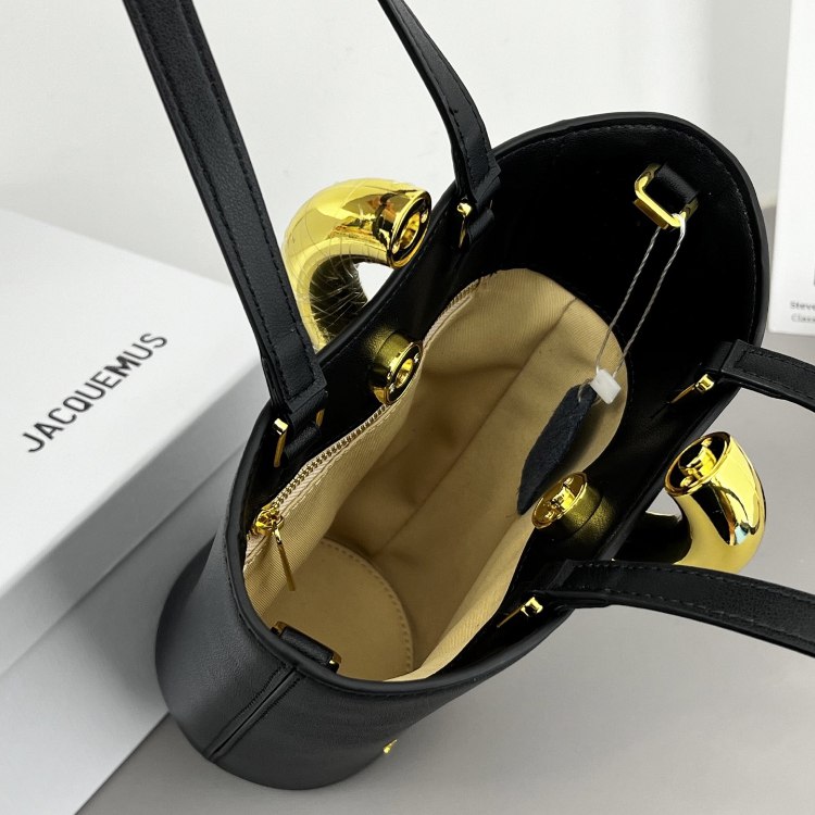 Jacquemus asymmetrical handbag with gold buckle -3