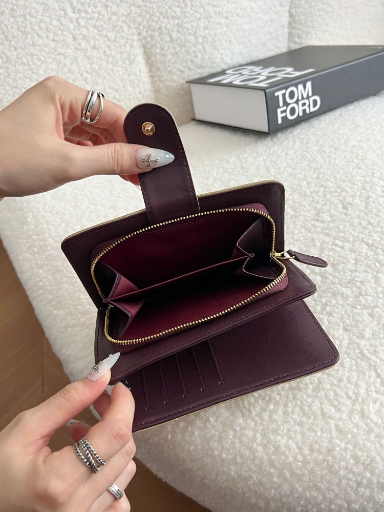 Chanel caviar leather wallet -4