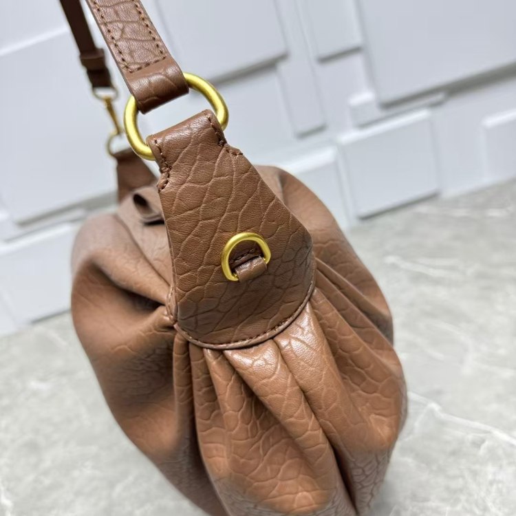 Miu Miu new cowhide pleated horn-shaped bag -4