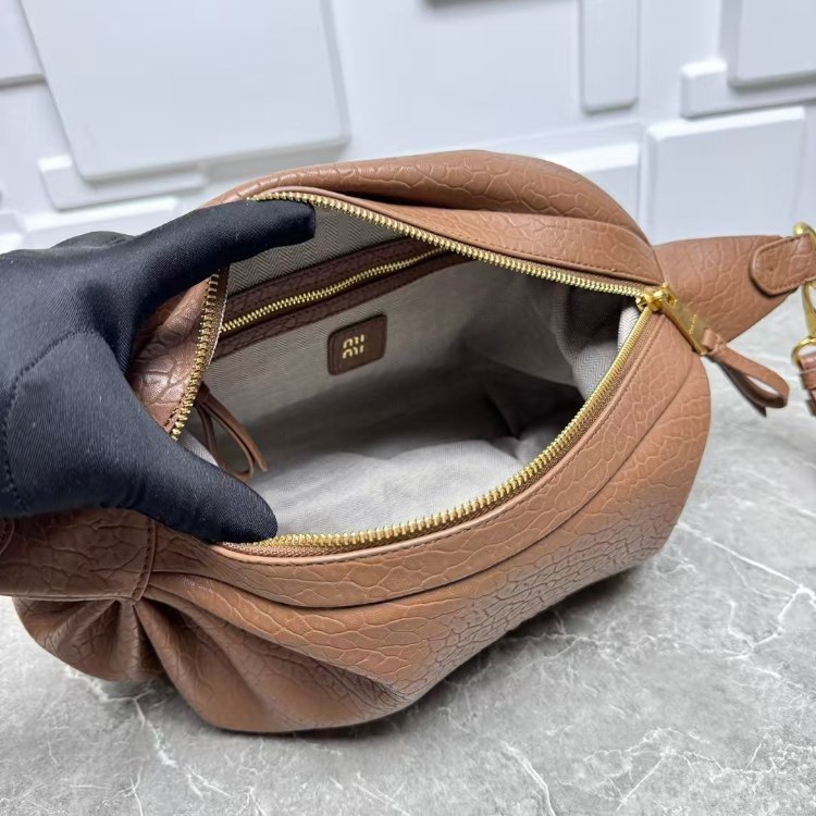 Miu Miu new cowhide pleated horn-shaped bag -3
