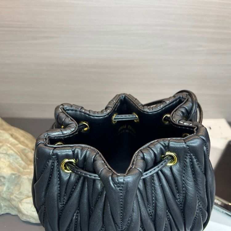 Miu Miu new pleated drawstring bucket bag -4