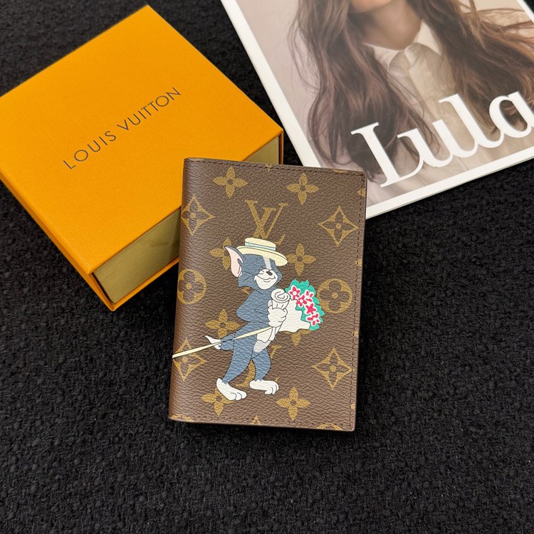  Louis Vuitton LV Animal Letters Passport Holder -2