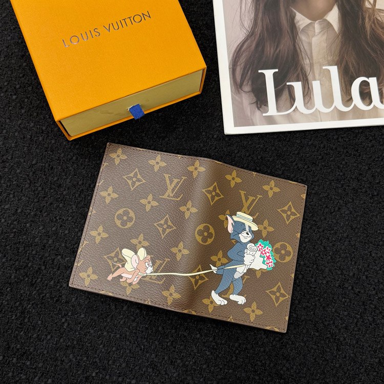  Louis Vuitton LV Animal Letters Passport Holder -3