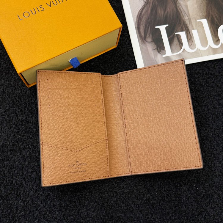  Louis Vuitton LV Animal Letters Passport Holder -4