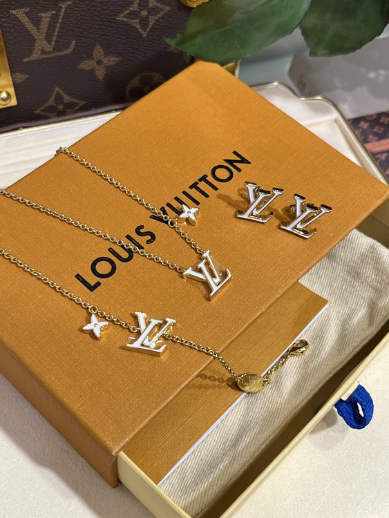 Louis Vuitton LV white enamel letter gold bracelet -4
