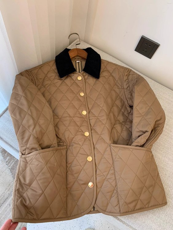 Burberry classic corduroy collar diamond quilted down jacket in golden cotton -4