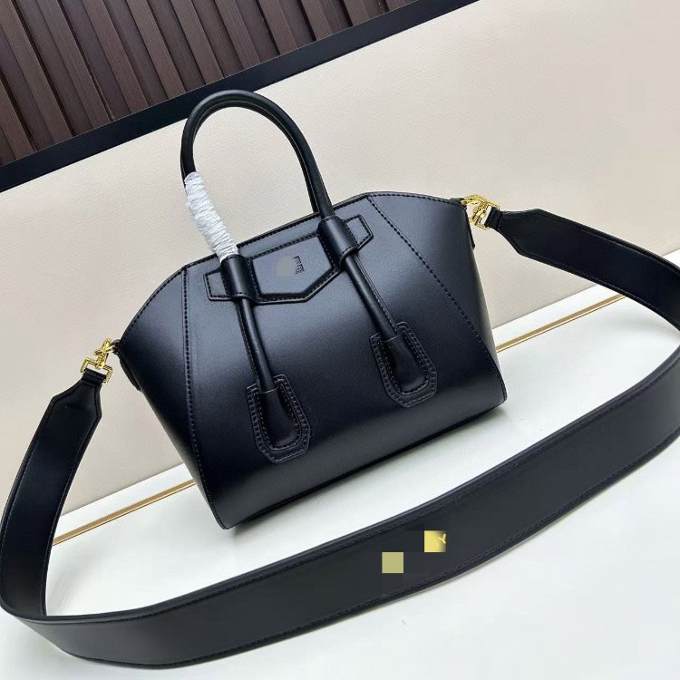 Givenchy new seashell-shaped handbag with lock and shoulder strap -3