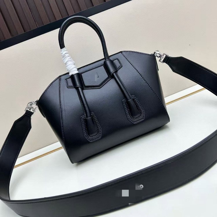 Givenchy new seashell-shaped handbag with lock and shoulder strap -4