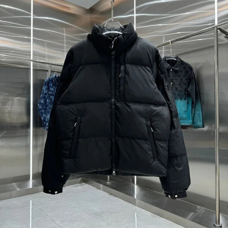  Moncler's new logo 3D rubber strip loose-fitting casual down jacket Moncler's new logo 3D rubber strip loose-fitting casual down jacket