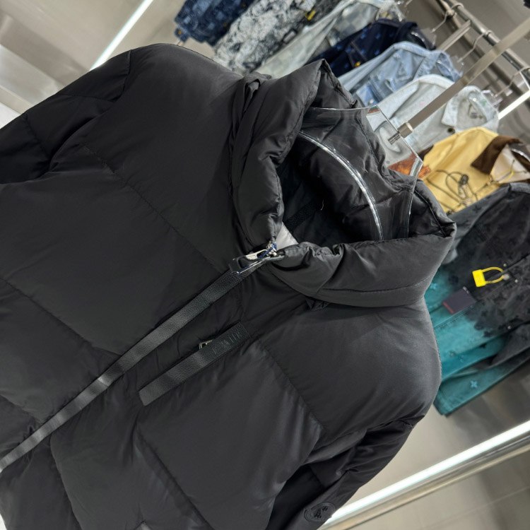  Moncler's new logo 3D rubber strip loose-fitting casual down jacket Moncler's new logo 3D rubber strip loose-fitting casual down jacket -3