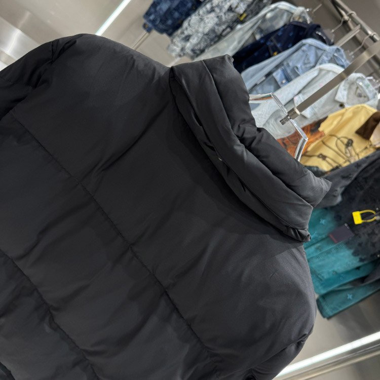  Moncler's new logo 3D rubber strip loose-fitting casual down jacket Moncler's new logo 3D rubber strip loose-fitting casual down jacket -4