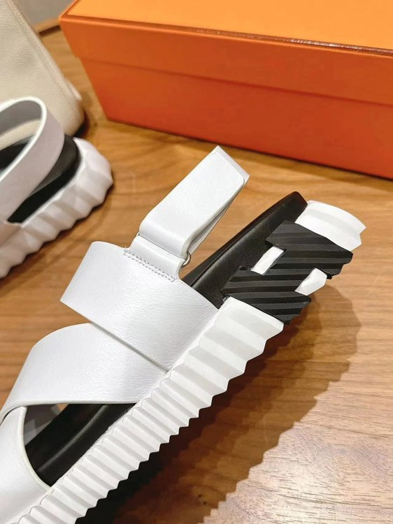 Hermes calfskin round-toe open-toe sandals -3