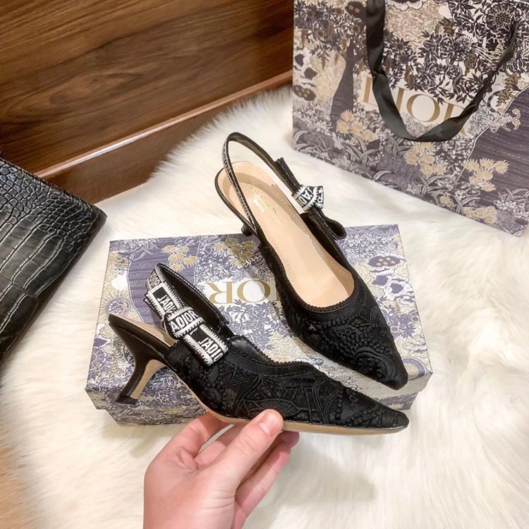  Dior's new lace pointed-toe slingback heels with a thin heel -4