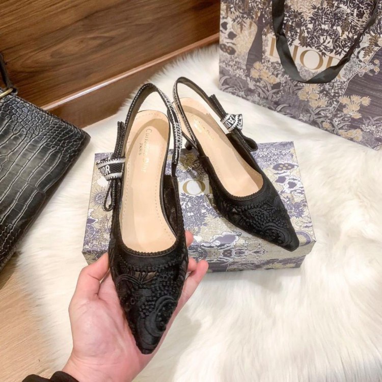  Dior's new lace pointed-toe slingback heels with a thin heel -3