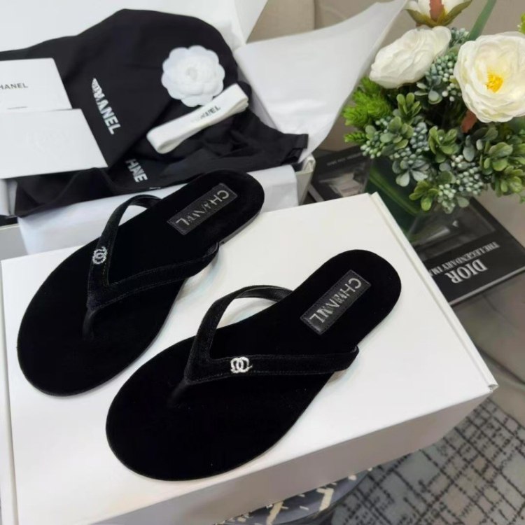  Chanel rhinestone and pearl embellished velvet flat thong sandals -2