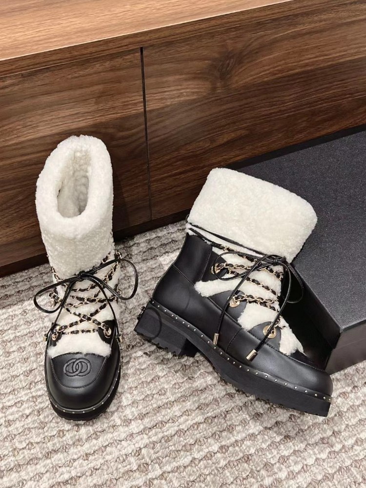  Chanel shearling-lined mid-calf snow boots with laces -4