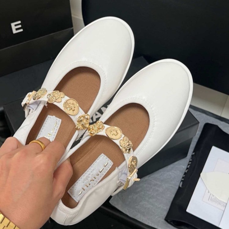 Chanel new vintage-style low-heeled pumps -4