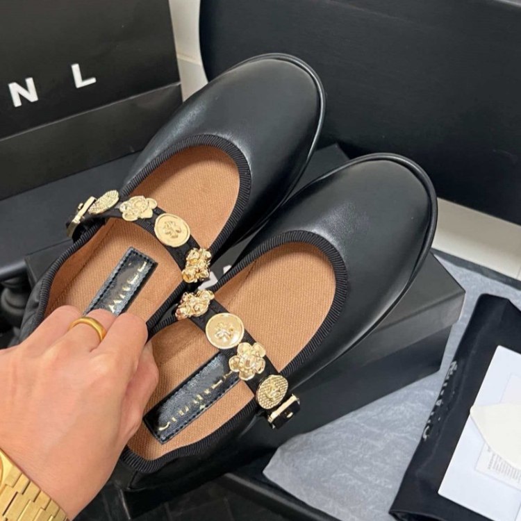 Chanel new vintage-style low-heeled pumps -3