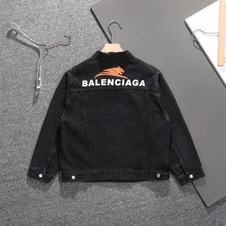 Adidas, Nike, and Balenciaga's new down jackets are hot-selling items at the counter -3