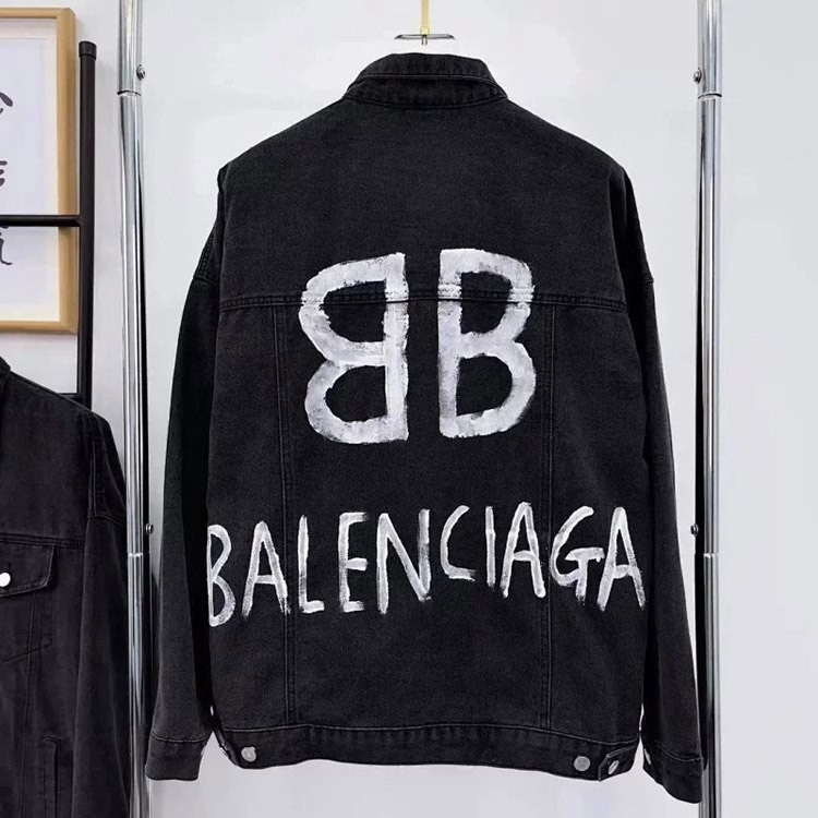 Adidas, Nike, and Balenciaga's new down jackets are hot-selling items at the counter -4